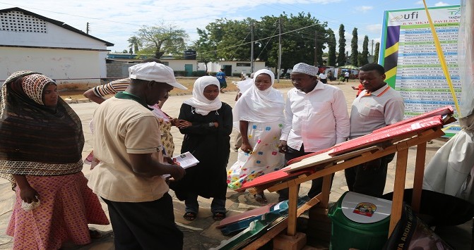 Wananchi wakipata maelezo kutoka kwa mtaalam wa NHBRA kuhusu vigae mkonge katika banda la NHBRA Sabasaba 2016.