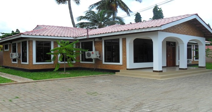 Nyumba ya kuishi iliyojengwa na NHBRA kwa kutumia matofali ya kufungamana na vigae mkonge huko Mikocheni Dar es salaam