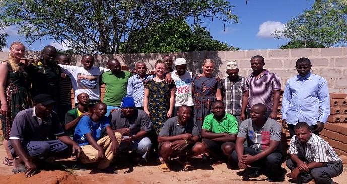 Washiriki wa Mafunzo ya Ujenzi kwa kutumia teknolojia ya Tofali za kufungamana wa Chance to Change Sober House Dar es salaam wakiwa katika picha ya pamoja na wageni wao baada ya mafunzo hayo