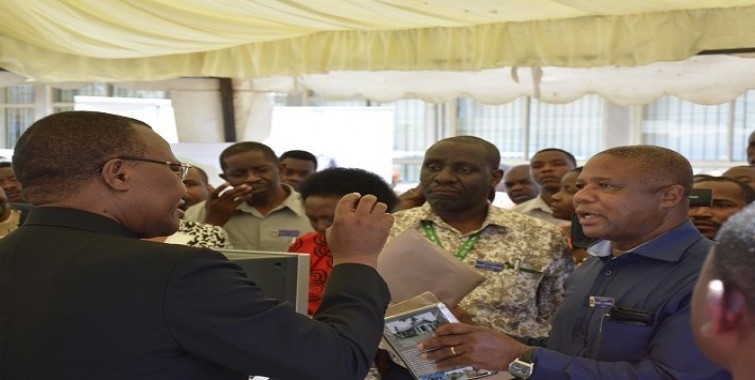 Waziri wa Ardhi, Nyumba na Maendeleo ya Makazi Mh.William Lukuvi akipata maelezo ya kazi na tafiti zinazofanywa na NHBRA kutoka kwa Mtumishi wa Wakala katika maadhimisho ya siku ya Makazi duniani 2016. 