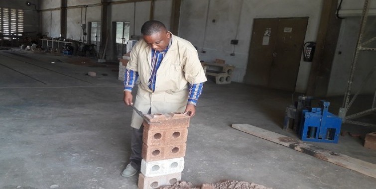 Fundi Sanifu wa NHBRA akipima usawa wa unene wa tofali kwa kutumia Vernier Caliper ili kuweza kujua mlingano wa tofali katika Maabara ya NHBRA