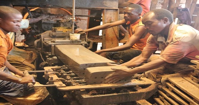 Wafanyakazi wa Kituo cha Peramiho Mission wakiendelea na utengenezaji wa matofali ya kuchoma walipotembelewa na Watafiti kutoka NHBRA