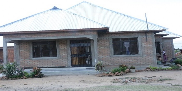 Nyumba ya Mwananchi  aliyoijenga kwa kutumia matofali ya kufungamana huko Turiani-Morogoro baada ya kupata mafunzo ya ujenzi kutoka NHBRA