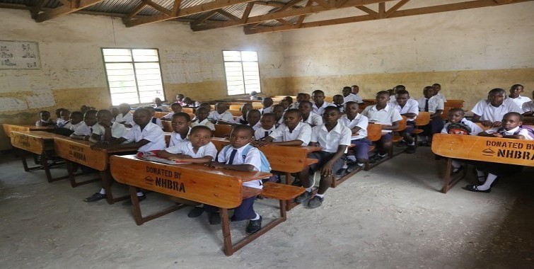 Wanafunzi wa shule ya msingi Mavurunza iliyopo Halmashauri ya Ubungo Dar es salaam wakiwa wamekalia madawati yalitolewa na NHBRA katika juhudi za kuboresha hali ya elimu nchini