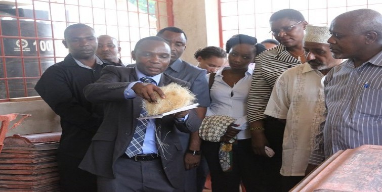 Mkurugenzi Mkuu wa NHBRA Ndg. Matiko Samson Mturi  akitoa maelezo ya utengenezaji wa vigae kwa kutumia nyuzi za katani kwa Kamati ya Bunge ya Ardhi, Maliasili na Utalii ilipotembelea NHBRA 