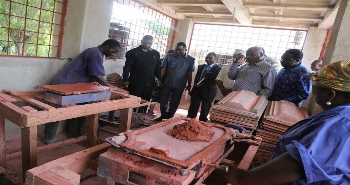 Wajumbe wa Kamati ya Bunge ya Ardhi, Maliasili na Utalii wakiangalia utengenezaji wa Vigae kwenye karakana ya NHBRA walipotembelea Wakala wa Taifa wa Utafiti wa Nyumba Bora na Vifaa vya Ujenzi