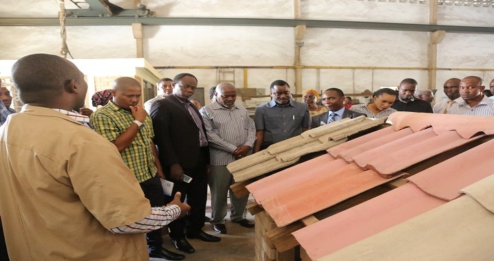 Wajumbe wa Kamati ya Bunge ya Ardhi, Maliasili na Utalii wakiangalia kibanda cha mfano kilichojengwa kwa kutumia matofali ya kufungamana na vigae mkonge walipotembelea Wakala wa Taifa wa Utafiti wa Nyumba Bora na Vifaa vya Ujenzi