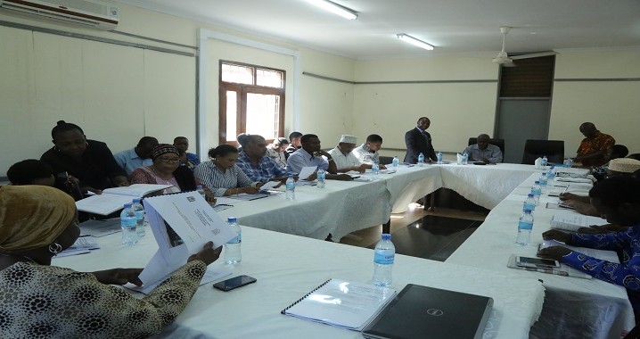 Mkurugenzi Mkuu wa NHBRA Ndg. Matiko Samson Mturi akiwakaribisha wajumbe wa Kamati ya Ardhi, Maliasili na  Utalii walipotembelea NHBRA