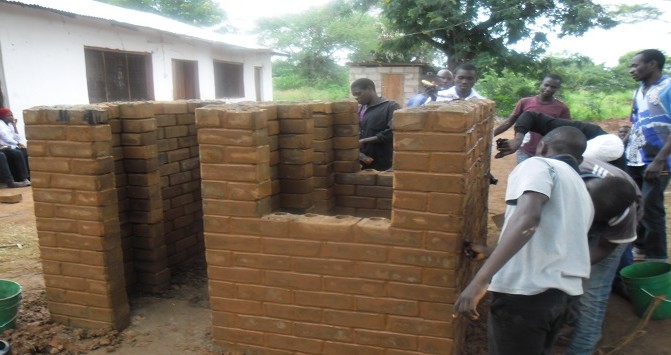 Ujenzi wa kibanda cha mfano kwa kutumia matofali ya kufungamana ukifanywa na wanasemina waliopata mafunzo kutoka NHBRA huko Nzega Mkoani Tabora