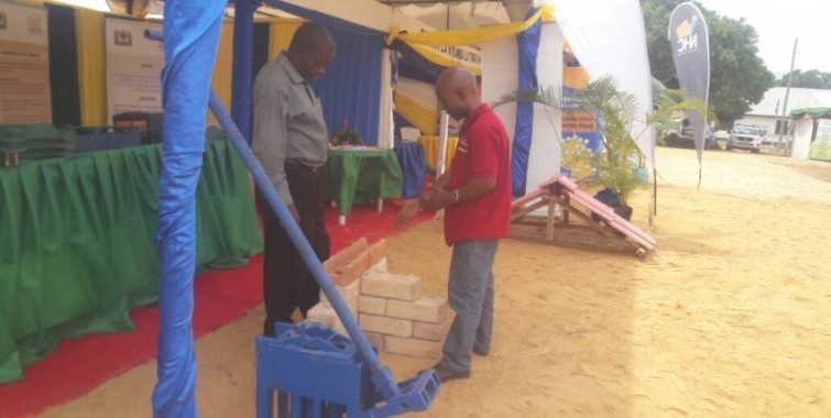 Mwananchi akipata maelezo ya utengenezaji wa tofali za kufungamana katika banda la Wakala wa Taifa wa Utafiti wa Nyumba Bora na Vifaa ya Ujenzi(NHBRA) kwenye maonesho ya nanenane  viwanja vya Ngongo mkoani Lindi 
