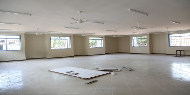 Sehemu ya ndani ya jengo jipya la kisasa la Maktaba lililojengwa na NHBRA katika Shule ya Sekondari Tabora Wavulana