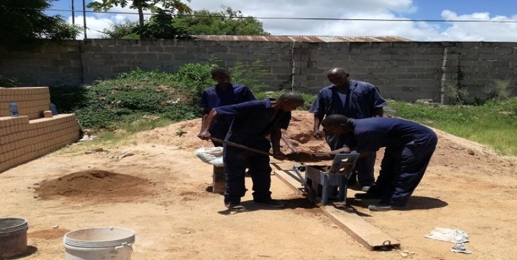 Wanachama wa Asasi isiyo ya Kiserikali ya Hyperactive Solution Centre wakiwa katika mafunzo ya utengenezaji wa matofali ya kufungamana katika ofisi ya NHBRA