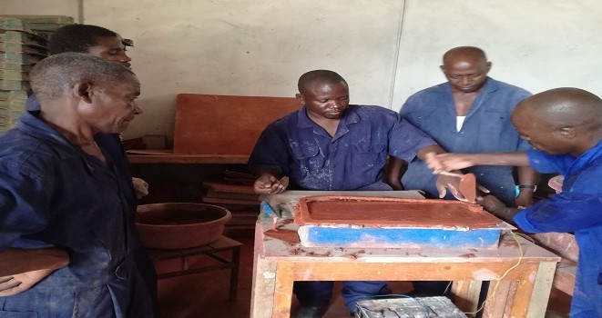 Wanachama wa kikundi cha Hyperactive Solution Centre wakiwa katika mafunzo ya vitendo ya utengenezaji wa vigae vya kuezekea nyumba katika maabara ya NHBRA