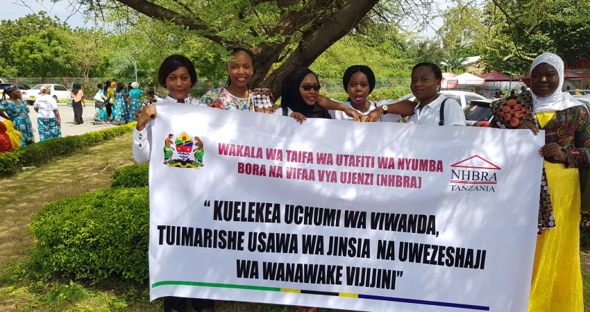 Baadhi ya wakinamama wa NHBRA wakiwa kwenye maandamano ya siku ya Wanawake duniani yaliyoadhimishwa kimkoa katika ukumbi wa Mlimani City, Dar es salaam