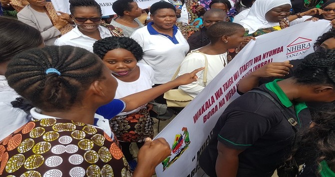 Wanawake wa Wakala wa Taifa wa Utafiti wa Nyumba Bora na Vifaa vya Ujenzi NHBRA wakiwa katika maandamano ya siku ya Wanawake duniani 2018
