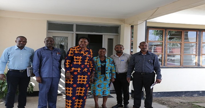Naibu Waziri wa Wizara Ya Ardhi, Nyumba na Maendeleo ya Makazi Mh.Angelina Mabula akiwa katika picha ya pamoja na Menejimenti ya NHBRA alipotembelea ofisi za NHBRA leo