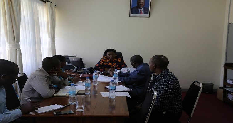 Naibu Waziri wa Wizara Ya Ardhi, Nyumba na Maendeleo ya Makazi Mh.Angelina Mabula akipata maelezo kutoka kwa Kaimu Mkurugenzi Mkuu wa NHBRA Arch.Geofrey Munyaga alipotembelea ofisi za NHBRA leo