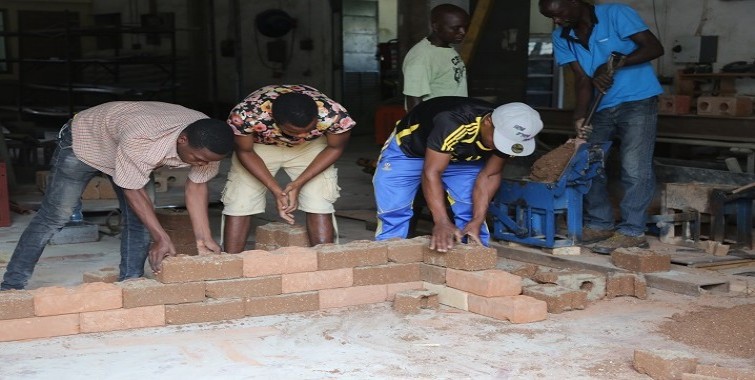 Wanakikundi wa kikundi cha Mabadiliko Fasta Mpendae cha Mkoa wa Mjini Magharibi Zanzibar wakiwa katika mafunzo ya ujengaji wa kuta kwa kutumia matofali ya kufungamana katika ofisi za NHBRA