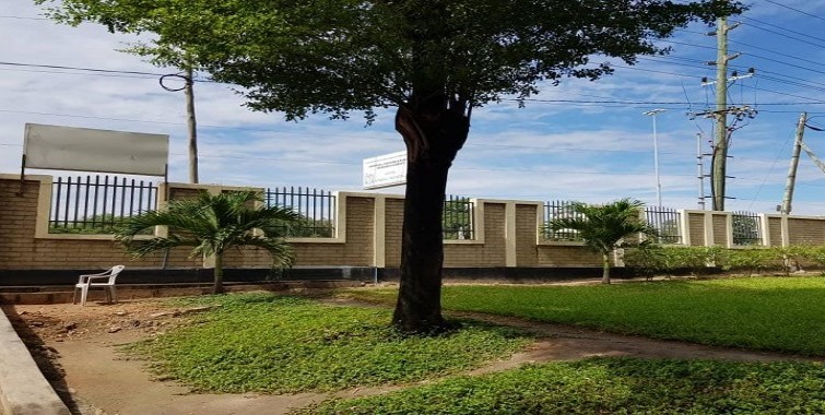 Uzio uliojengwa kwa kutumia matofali ya kufungamana katika ofisi za NHBRA