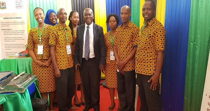 Washiriki wa Maonesho ya Sabasaba kutoka Wakala Wa Taifa Wa  Utafiti Wa Nyumba Bora Na Vifaa Vya Ujenzi wakiwa katika picha ya pamoja na Kaimu Mkurugenzi Mkuu  katika banda la Wakala