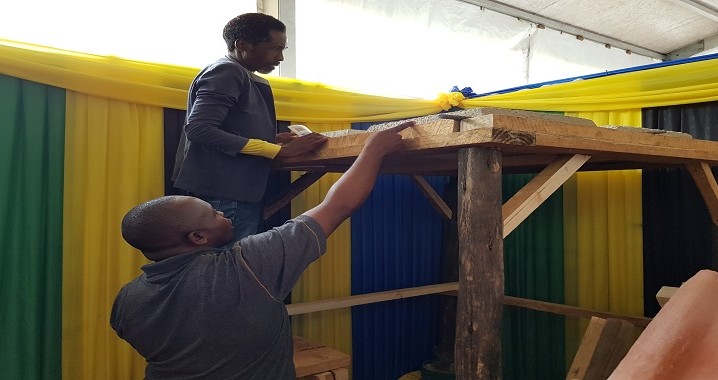 Mwananchi akiangalia ujengaji wa sakafu ya gorofa ya gharama nafuu katika banda la NHBRA kwenye maonesho ya Sabasaba