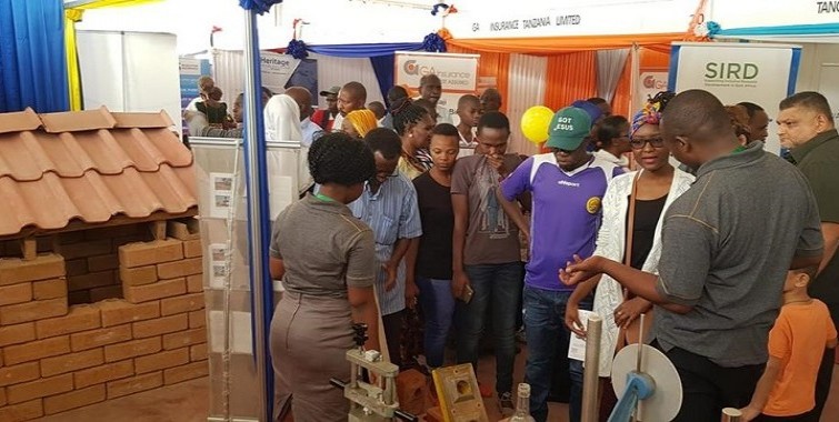 Wananchi waliotembelea banda la NHBRA katika maonesho ya Sabasaba wakipata maelezo juu ya huduma zipatikanazo NHBRA  kutoka kwa wafanyakazi wa Wakala