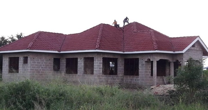 Upauaji wa nyumba kwa kutumia kigae kilichotafitiwa na NHBRA ukiendelea katika nyumba ya mteja huko Kihalaka, Bagamoyo