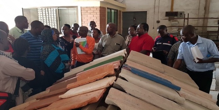 Washiriki wa semina ya ''Adequate Housing'' kutoka Uganda, Kenya, Mozambique na Zambia wakipata maelezo kutoka kwa mtumishi wa NHBRA juu ya teknolojia mbalimbali za ujenzi wa nyumba bora za gharama nafuu zinazopatikana hapo