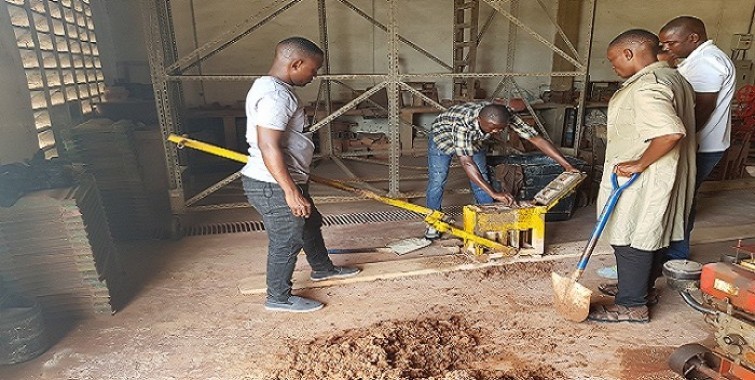 Askari wa Jeshi la Magereza wakiwa katika mafunzo ya ufyatuaji wa matofali ya kufungamana katika ofisi za NHBRA