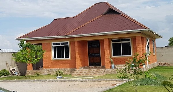 Nyumba ya mwananchi iliyojengwa kwa kutumia matofali ya kufungamana huko Bagamoyo Mkoani Pwani