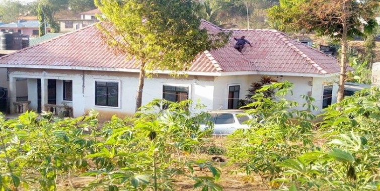  Nyumba ya mwananchi iliyoezekwa kwa kutumia vigae vilivyotafitiwa na NHBRA  huko Mbezi, Dar es salaam
