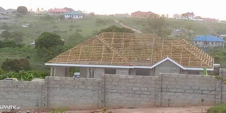 Kazi ya upauaji wa nyumba ya mwananchi kwa kutumia vigae vilivyotafitiwa na NHBRA ikiendelea huko Kigamboni, Dar Es Salaam