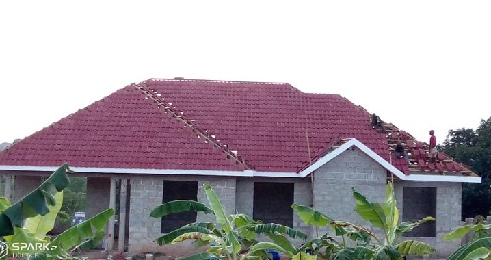 Mafundi wakiwa katika hatua ya mwisho ya uezekaji wa nyumba ya kuishi huko Kigamboni, Dar es salaam